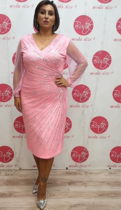 Sukienka z cekinowymi rękawami z siateczki