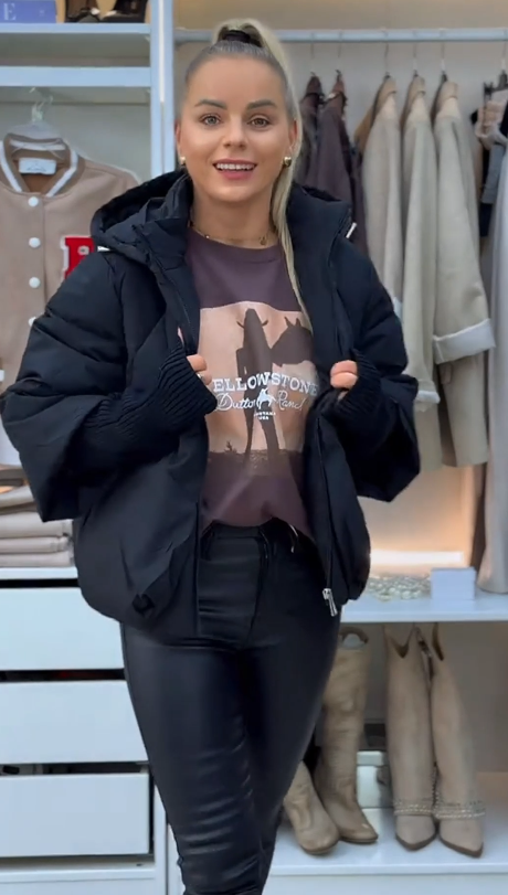 Damska bawełniana kurtka z długim rękawem i odpinanym kapturem, idealna do noszenia jesienią i zimą.