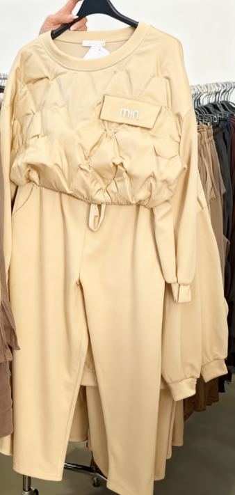 Zestaw składa się z koszuli z długim rękawem i okrągłym dekoltem oraz wygodnych spodni ze ściągaczem.