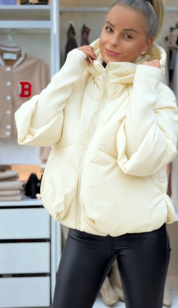 Damska bawełniana kurtka z długim rękawem i odpinanym kapturem, idealna do noszenia jesienią i zimą.