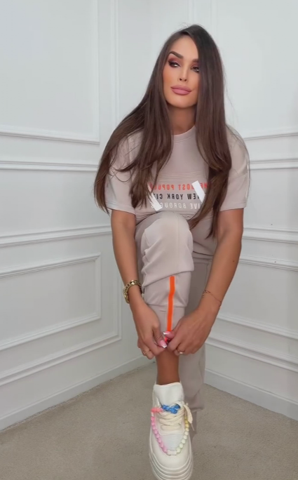 Luźne spodnie dresowe, nadruk liter, koszula z krótkim rękawem, zwężane mankiety.