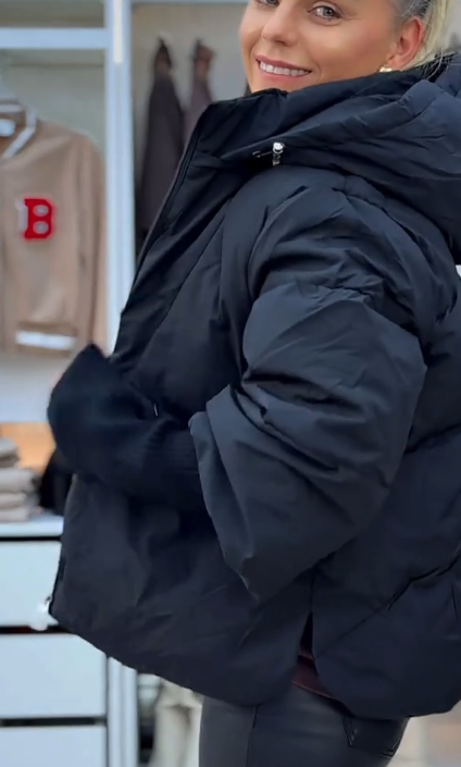 Damska bawełniana kurtka z długim rękawem i odpinanym kapturem, idealna do noszenia jesienią i zimą.