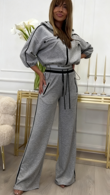 Dres z kapturem, obszerna bluza i szerokie spodnie