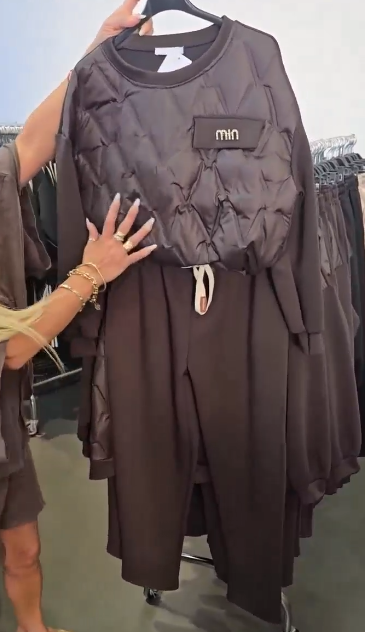 Zestaw składa się z koszuli z długim rękawem i okrągłym dekoltem oraz wygodnych spodni ze ściągaczem.