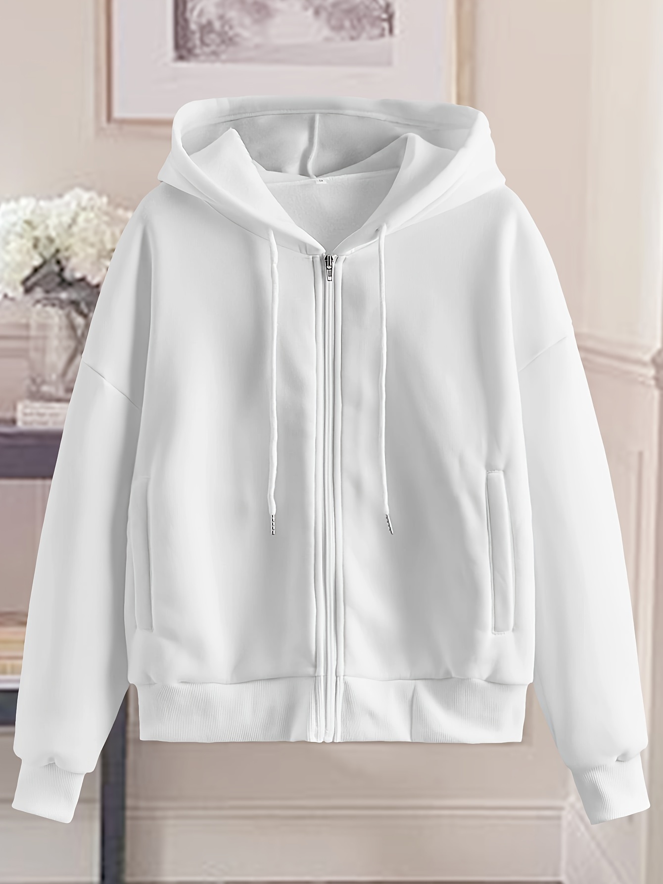 Elegancka biała bluza damska z kapturem zapinana na zamek