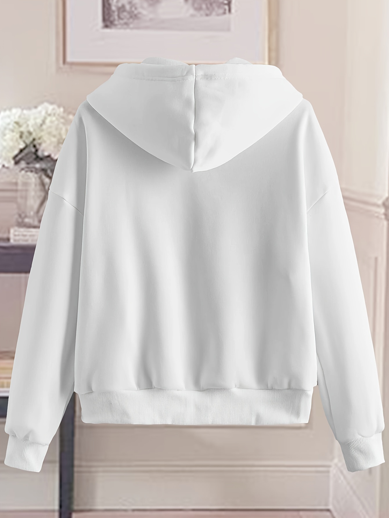 Elegancka biała bluza damska z kapturem zapinana na zamek