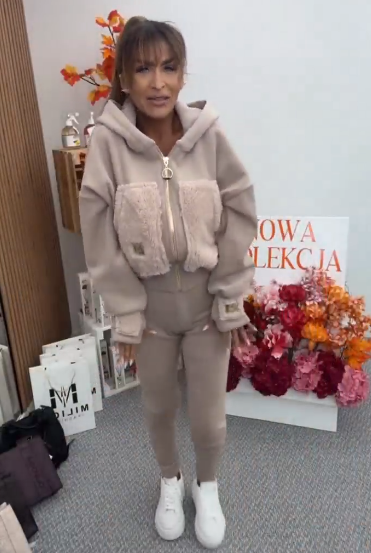 Bluza z kapturem i eleganckimi, miękkimi kieszeniami, idealna do wygodnych spodni.