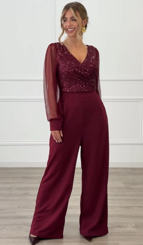 Kombinezon z szerokimi nogawkami i dekoltem w serek z cekinami