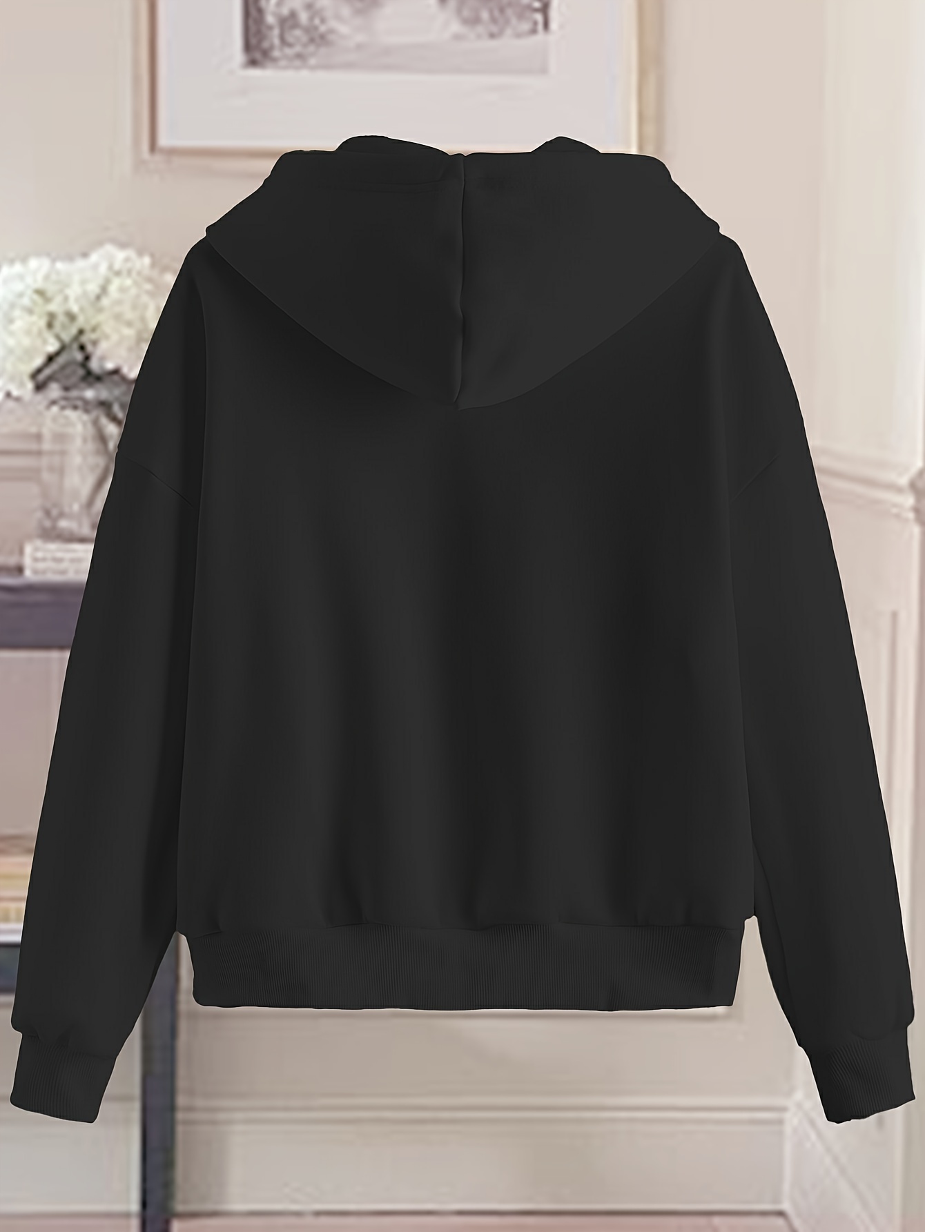Elegancka biała bluza damska z kapturem zapinana na zamek