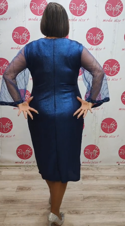 Sukienka z cekinowymi rękawami z siateczki