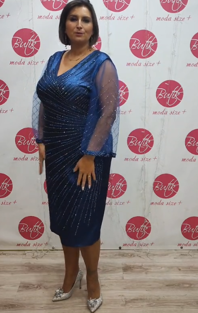 Sukienka z cekinowymi rękawami z siateczki