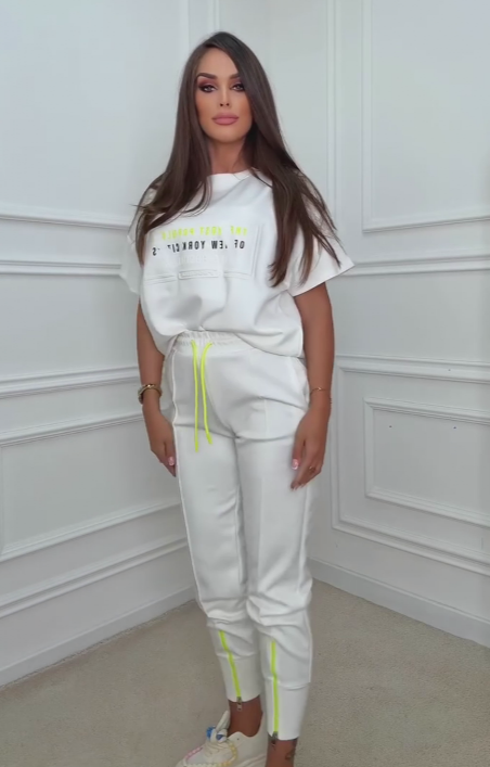 Luźne spodnie dresowe, nadruk liter, koszula z krótkim rękawem, zwężane mankiety.