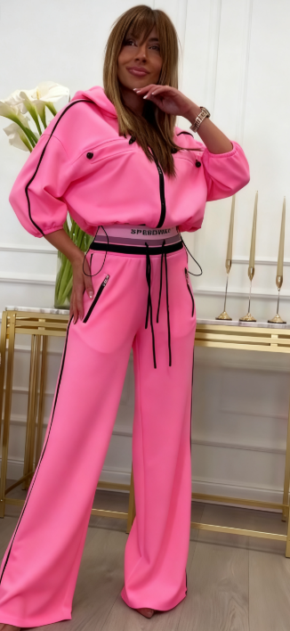 Dres z kapturem, obszerna bluza i szerokie spodnie