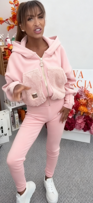 Bluza z kapturem i eleganckimi, miękkimi kieszeniami, idealna do wygodnych spodni.