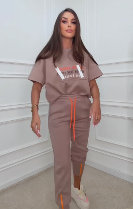 Luźne spodnie dresowe, nadruk liter, koszula z krótkim rękawem, zwężane mankiety.