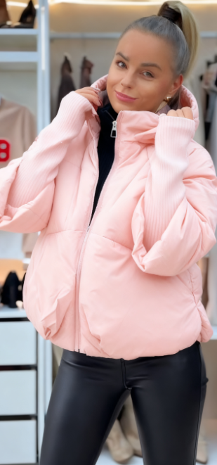 Damska bawełniana kurtka z długim rękawem i odpinanym kapturem, idealna do noszenia jesienią i zimą.