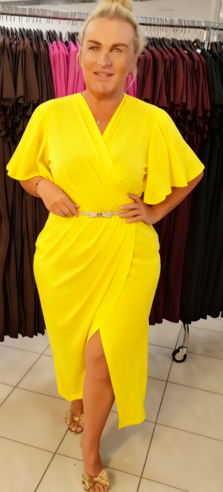 Sukienka z dekoltem w serek i ozdobnym paskiem