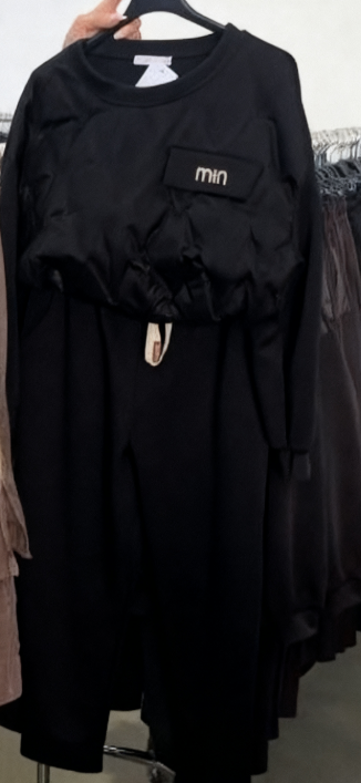 Zestaw składa się z koszuli z długim rękawem i okrągłym dekoltem oraz wygodnych spodni ze ściągaczem.