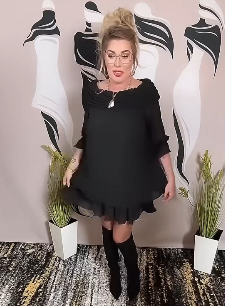 Sukienka dwuwarstwowa, odkryte ramiona, falbaniaste mankiety