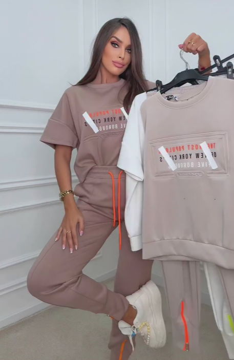Luźne spodnie dresowe, nadruk liter, koszula z krótkim rękawem, zwężane mankiety.