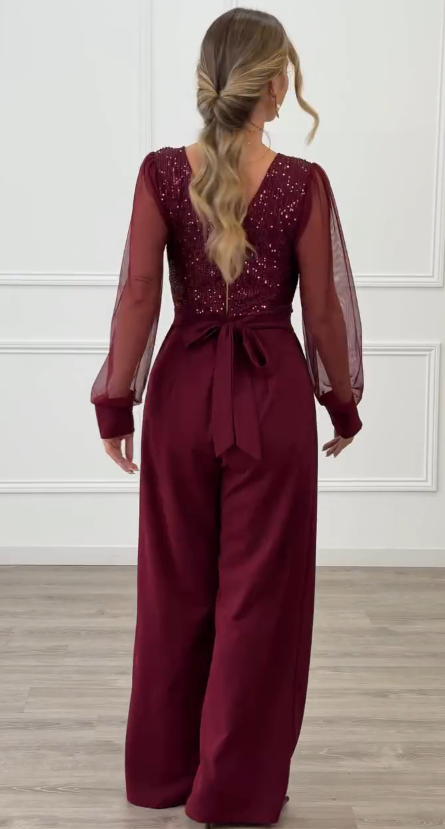 Kombinezon z szerokimi nogawkami i dekoltem w serek z cekinami