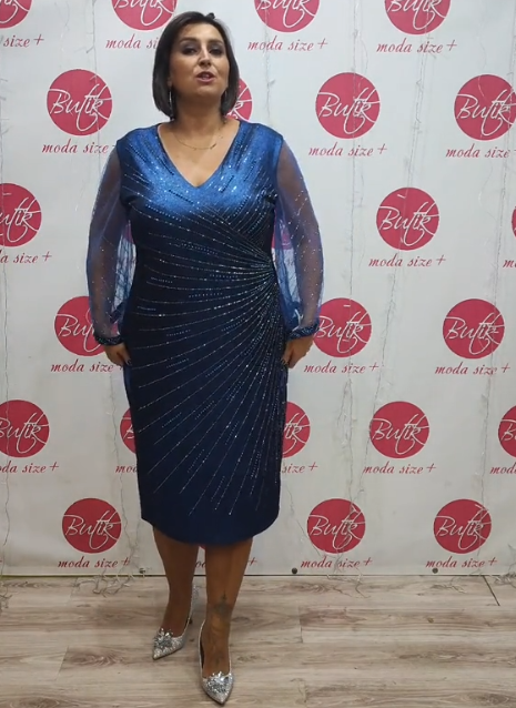 Sukienka z cekinowymi rękawami z siateczki