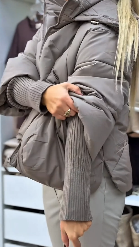 Damska bawełniana kurtka z długim rękawem i odpinanym kapturem, idealna do noszenia jesienią i zimą.