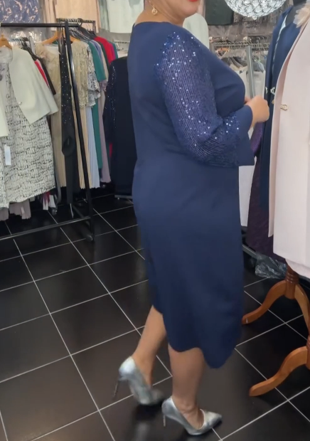 Sukienka z luźnym krojem, rękawami dzwonkowymi, cekinami i dekoltem w serek