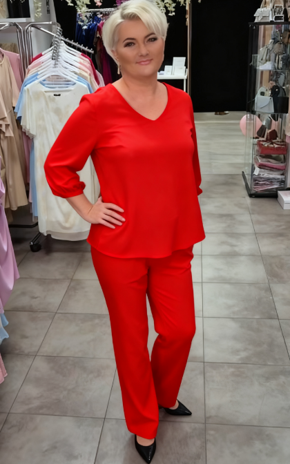 Prosty, a zarazem elegancki garnitur składający się z koszuli z okrągłym dekoltem i spodni.