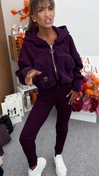 Bluza z kapturem i eleganckimi, miękkimi kieszeniami, idealna do wygodnych spodni.