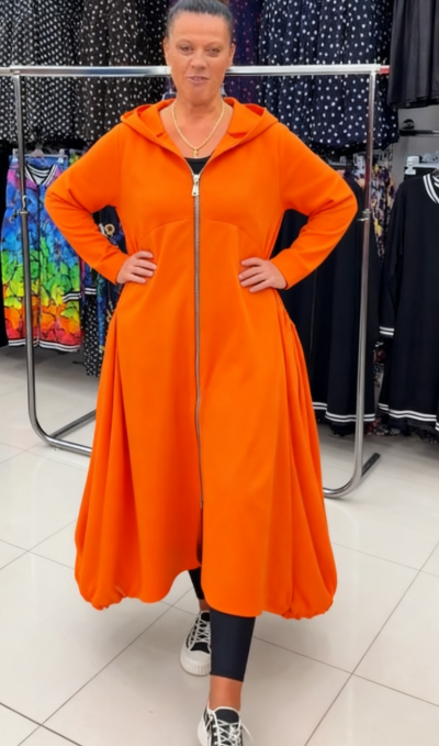 Długi płaszcz z kapturem i zamkiem błyskawicznym