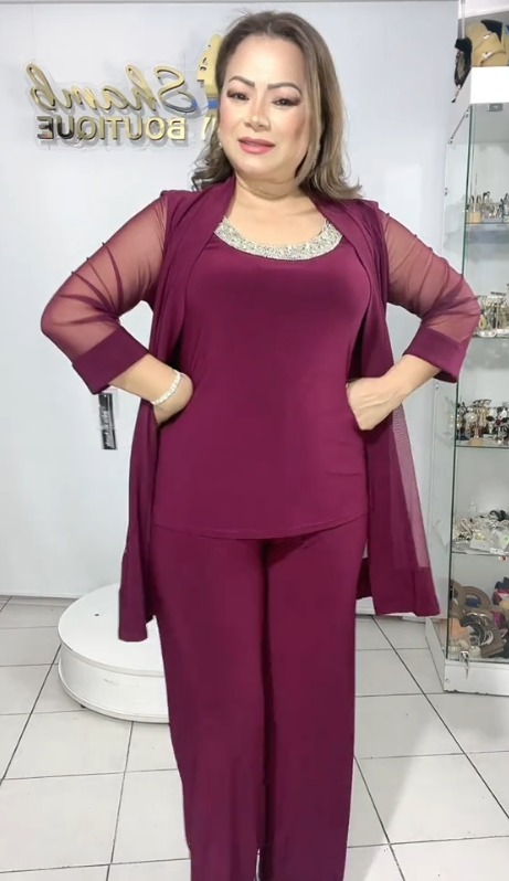 Strój składa się z eleganckiej kurtki z przezroczystymi rękawami, koszuli bez rękawów i luźnych spodni.