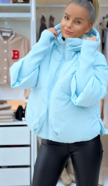 Damska bawełniana kurtka z długim rękawem i odpinanym kapturem, idealna do noszenia jesienią i zimą.