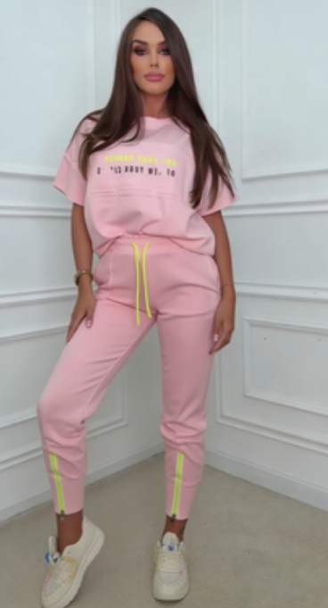 Luźne spodnie dresowe, nadruk liter, koszula z krótkim rękawem, zwężane mankiety.