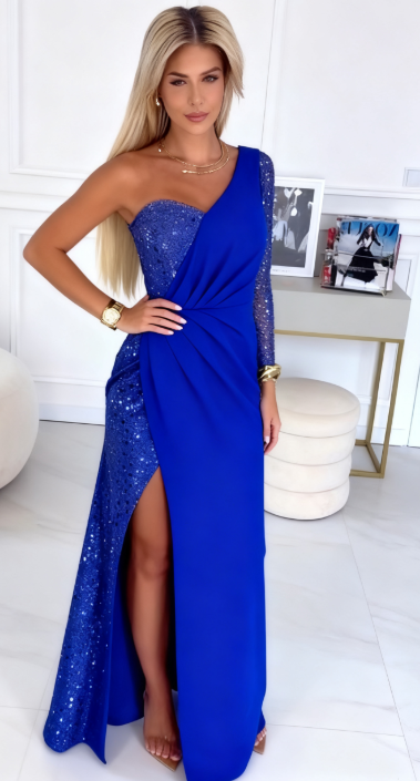 Długa sukienka z rozcięciem na jedno ramię i cekinami