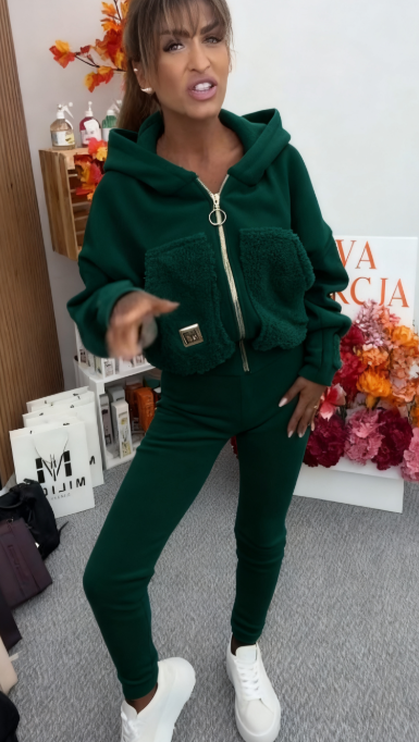 Bluza z kapturem i eleganckimi, miękkimi kieszeniami, idealna do wygodnych spodni.