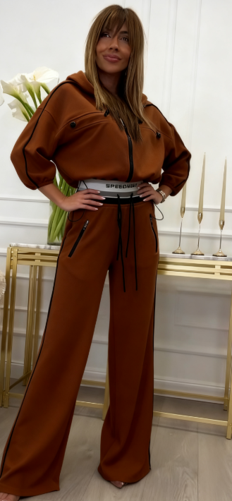 Dres z kapturem, obszerna bluza i szerokie spodnie