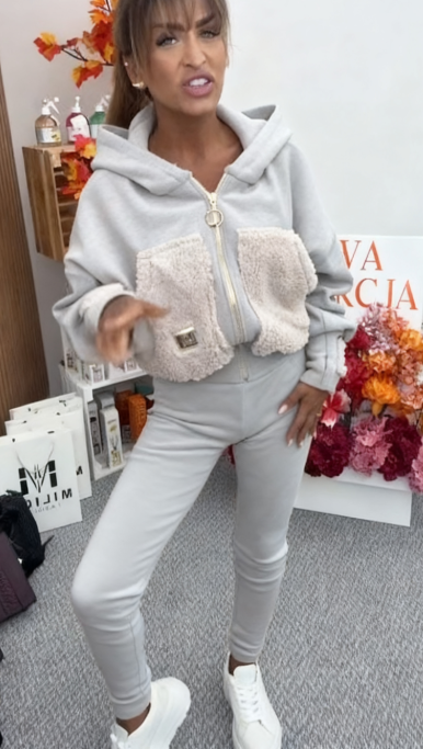 Bluza z kapturem i eleganckimi, miękkimi kieszeniami, idealna do wygodnych spodni.