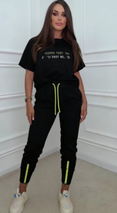 Luźne spodnie dresowe, nadruk liter, koszula z krótkim rękawem, zwężane mankiety.