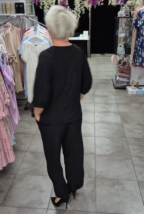 Prosty, a zarazem elegancki garnitur składający się z koszuli z okrągłym dekoltem i spodni.