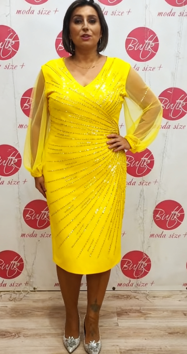 Sukienka z cekinowymi rękawami z siateczki