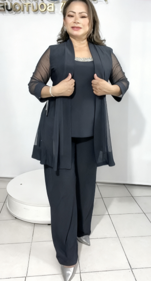 Strój składa się z eleganckiej kurtki z przezroczystymi rękawami, koszuli bez rękawów i luźnych spodni.