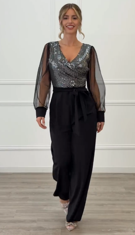 Kombinezon z szerokimi nogawkami i dekoltem w serek z cekinami