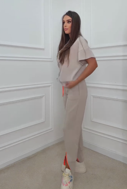 Luźne spodnie dresowe, nadruk liter, koszula z krótkim rękawem, zwężane mankiety.