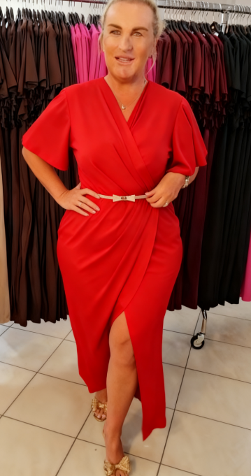 Sukienka z dekoltem w serek i ozdobnym paskiem