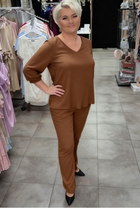 Prosty, a zarazem elegancki garnitur składający się z koszuli z okrągłym dekoltem i spodni.