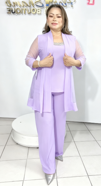 Strój składa się z eleganckiej kurtki z przezroczystymi rękawami, koszuli bez rękawów i luźnych spodni.