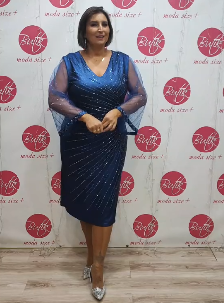 Sukienka z cekinowymi rękawami z siateczki