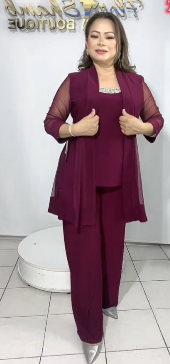 Strój składa się z eleganckiej kurtki z przezroczystymi rękawami, koszuli bez rękawów i luźnych spodni.