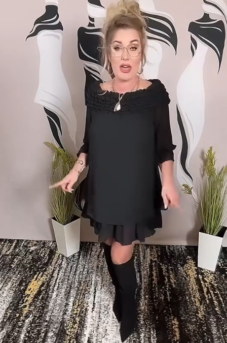 Sukienka dwuwarstwowa, odkryte ramiona, falbaniaste mankiety